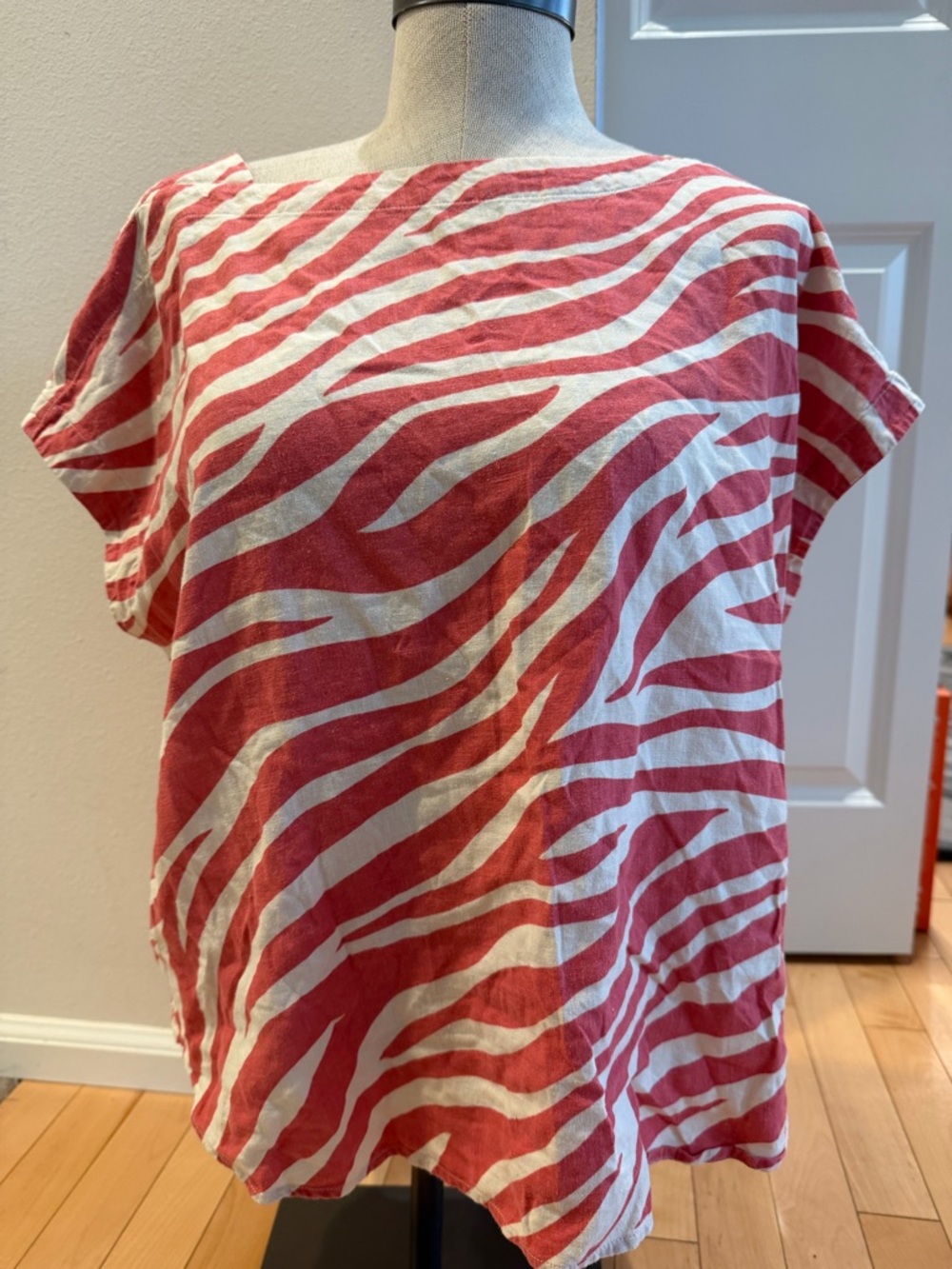 Ann Taylor hot pink animal print linen blend short sleeve top.